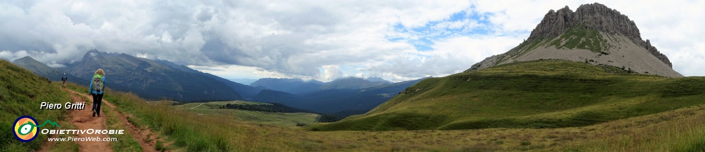 64 Dal Castellazzo scendiamo in direttissima al Passo Rolle.jpg